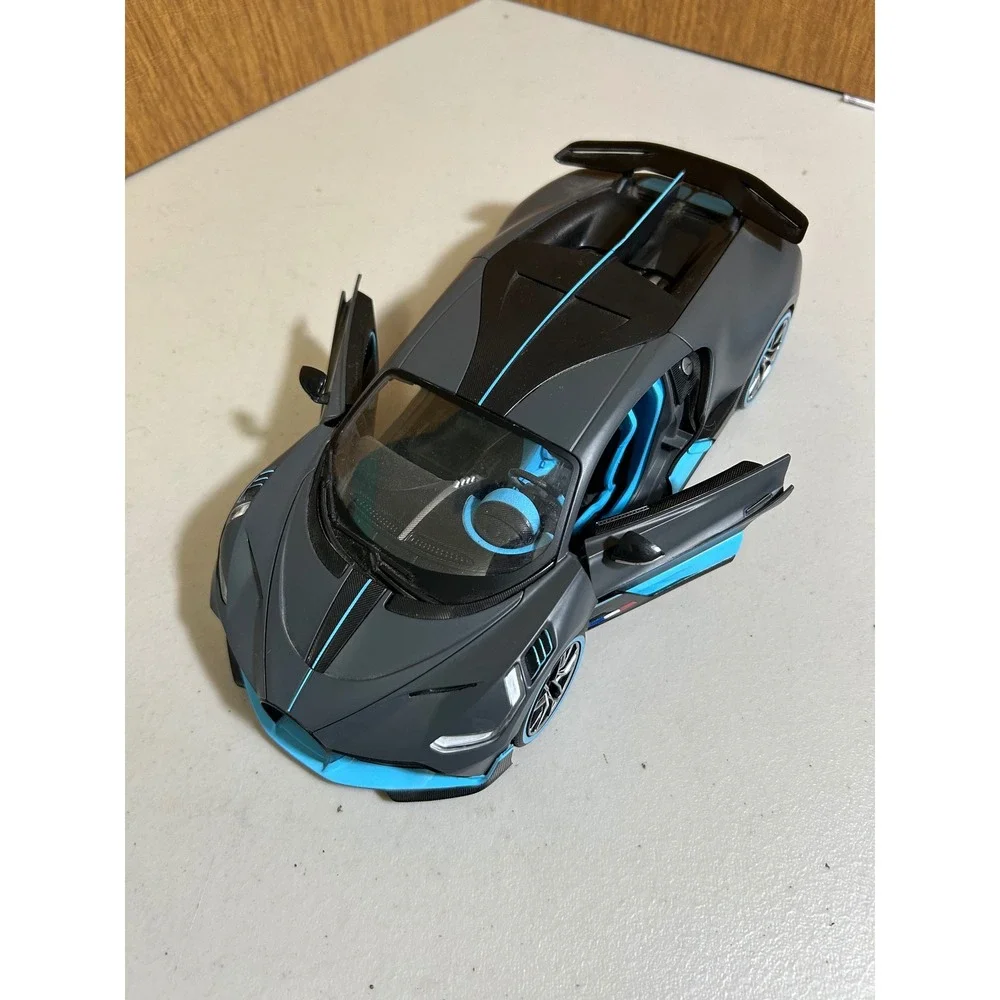 1:18 Diecast Car Bugatti Divo Matte Gray/Black/Blue Special Edition